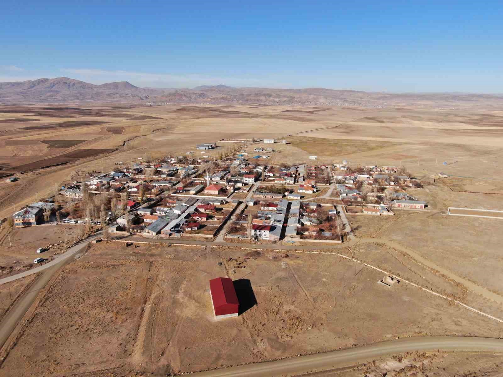 Van’ın Özalp ilçesinde simetrik yapılar sonbahar güzelliğiyle büyülüyor