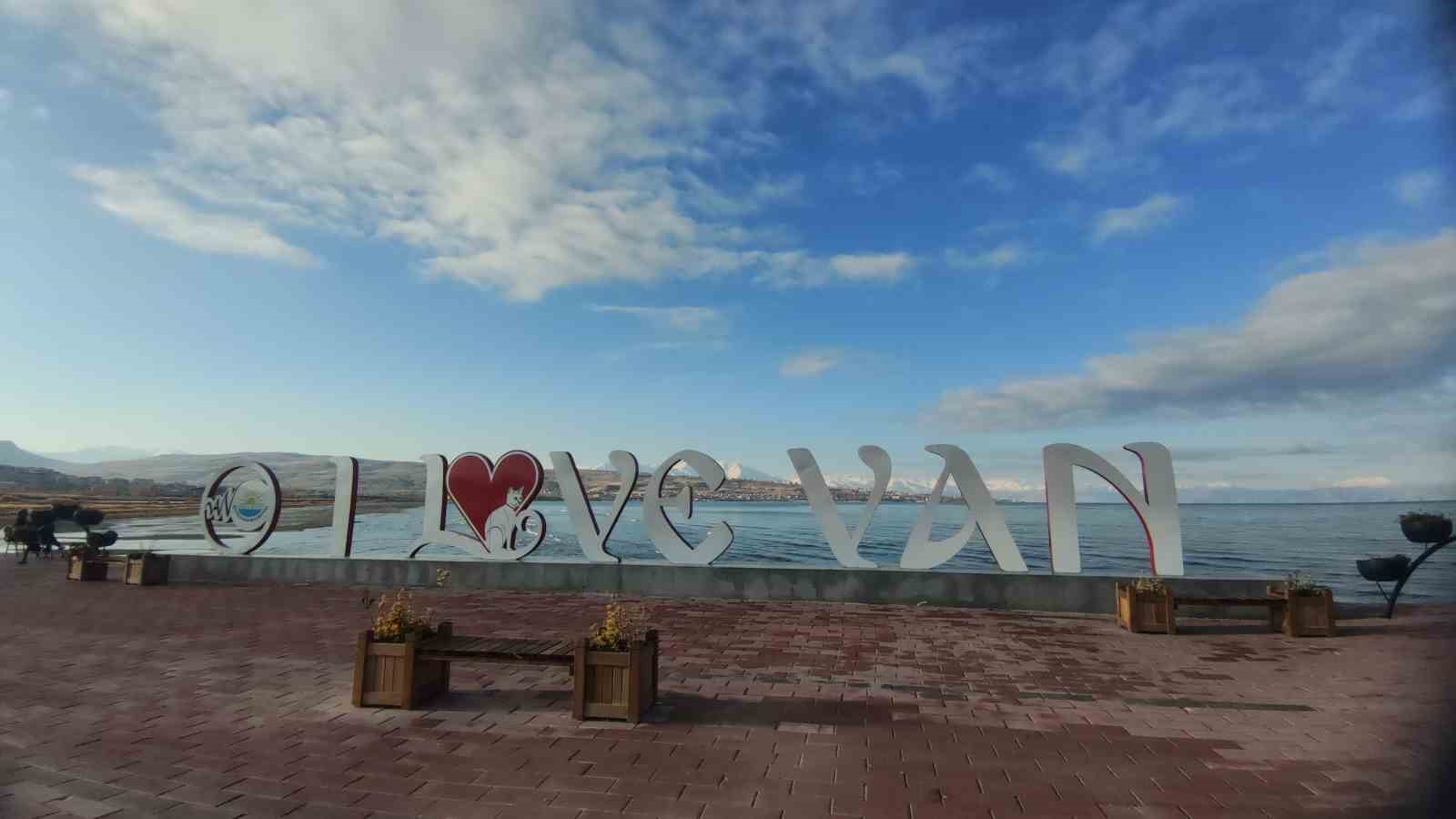 Artos Dağı beyaz gelinliğini giydi