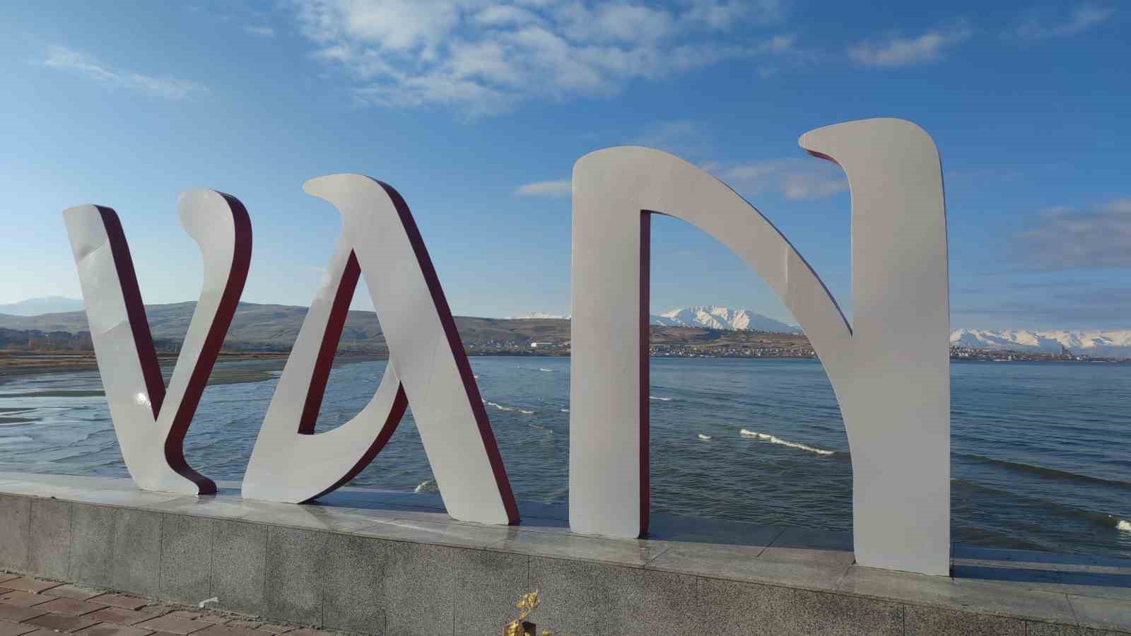 Artos Dağı beyaz gelinliğini giydi