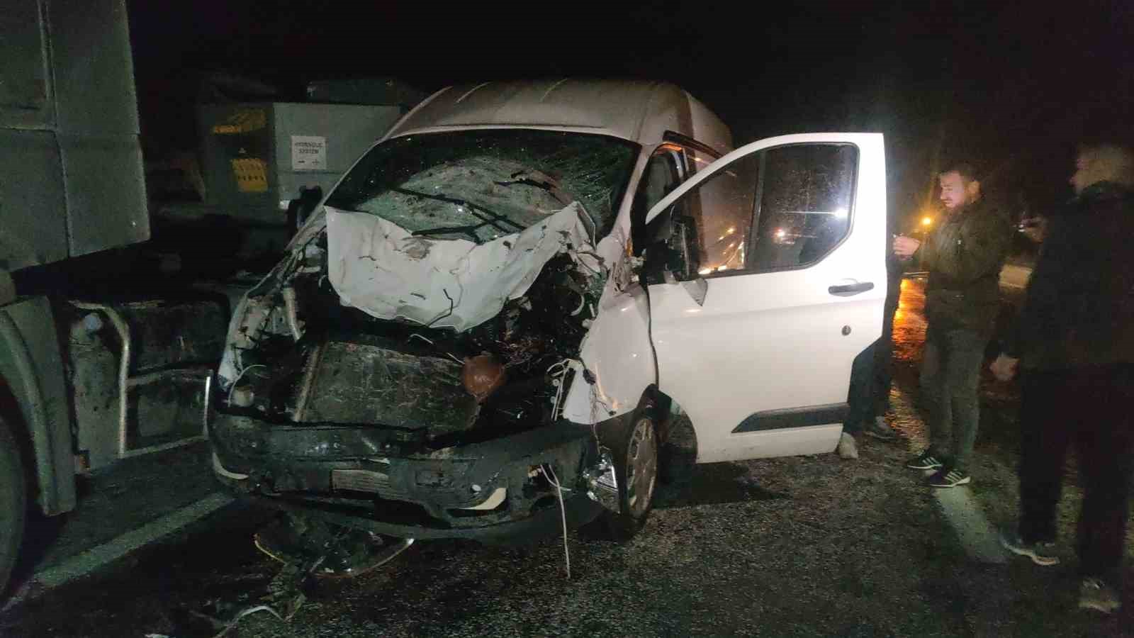 Van’da minibüs ve otomobil ineğe çarptı: Kazada 2 kişi yaralandı, inek telef oldu