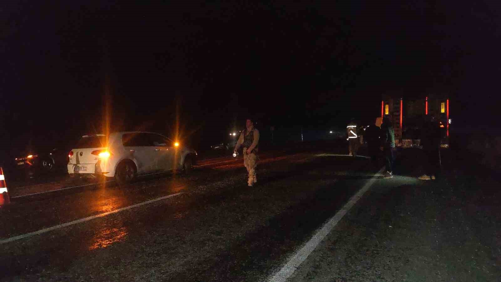 Van’da minibüs ve otomobil ineğe çarptı: Kazada 2 kişi yaralandı, inek telef oldu