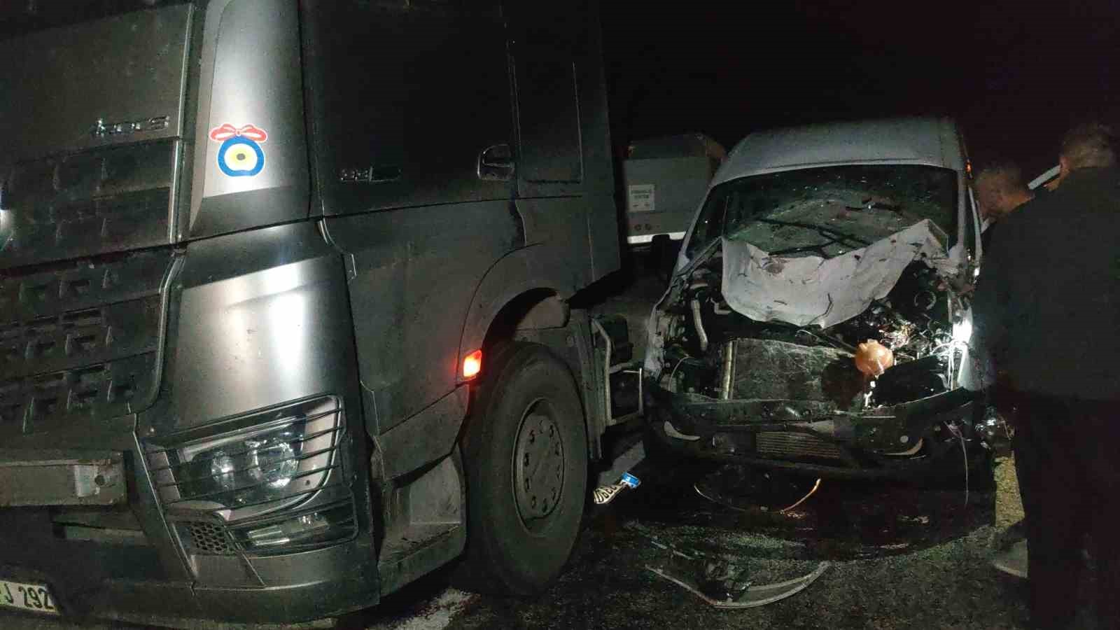 Van’da minibüs ve otomobil ineğe çarptı: Kazada 2 kişi yaralandı, inek telef oldu
