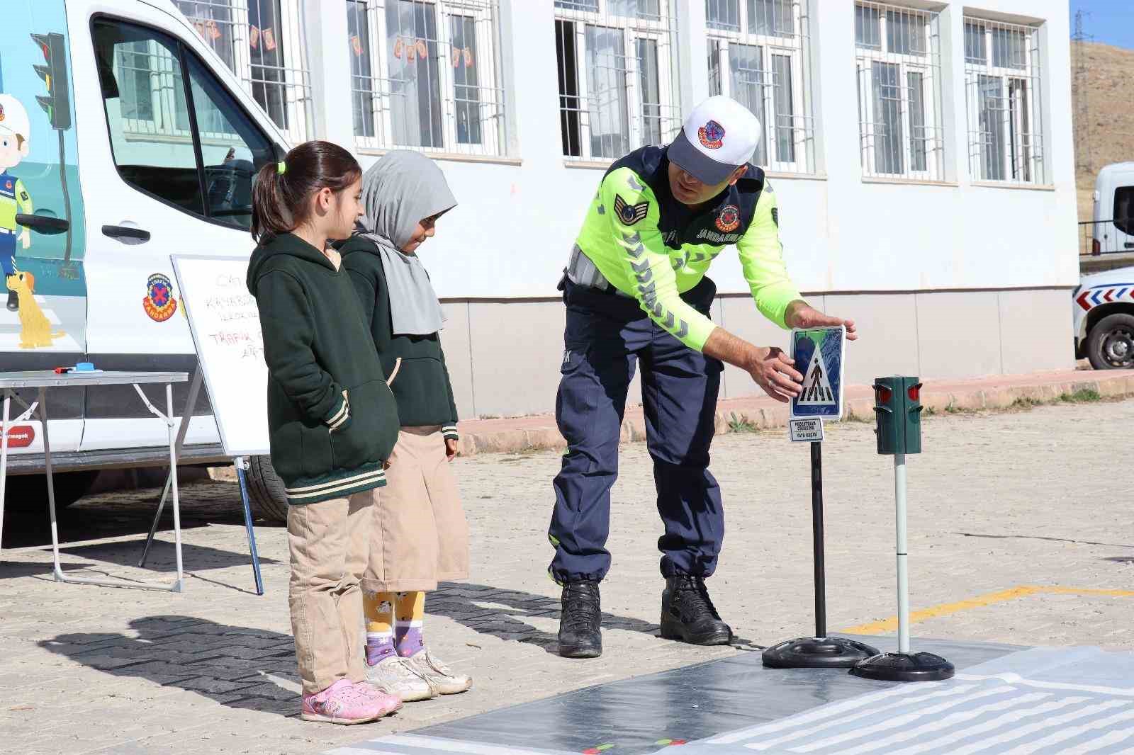 Çatak’ta öğrencilere uygulamalı trafik güvenliği eğitimi
