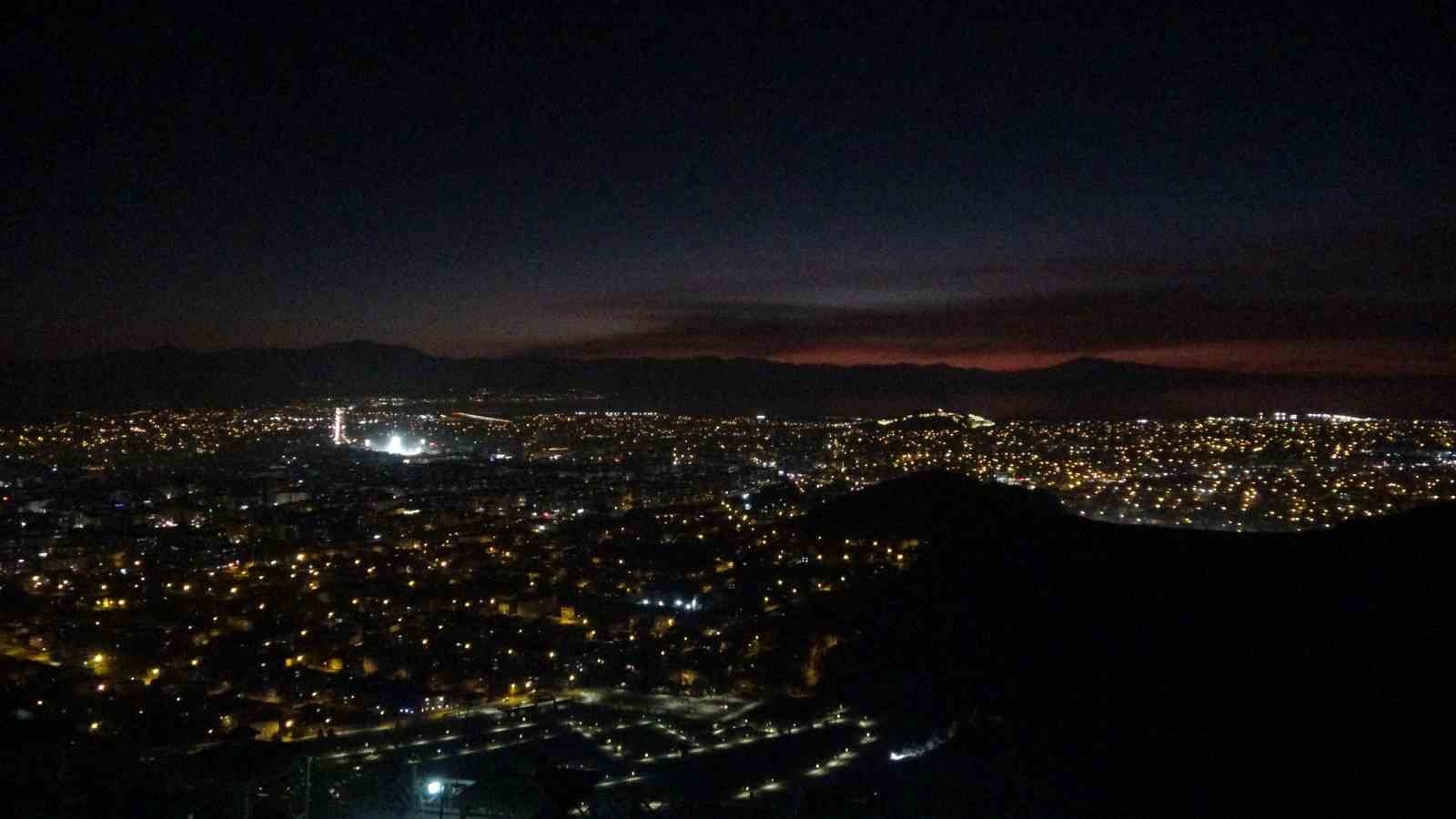 Van’da büyüleyici günbatımı: Gökyüzü kızıla boyandı, kartpostallık manzaralar ortaya çıktı