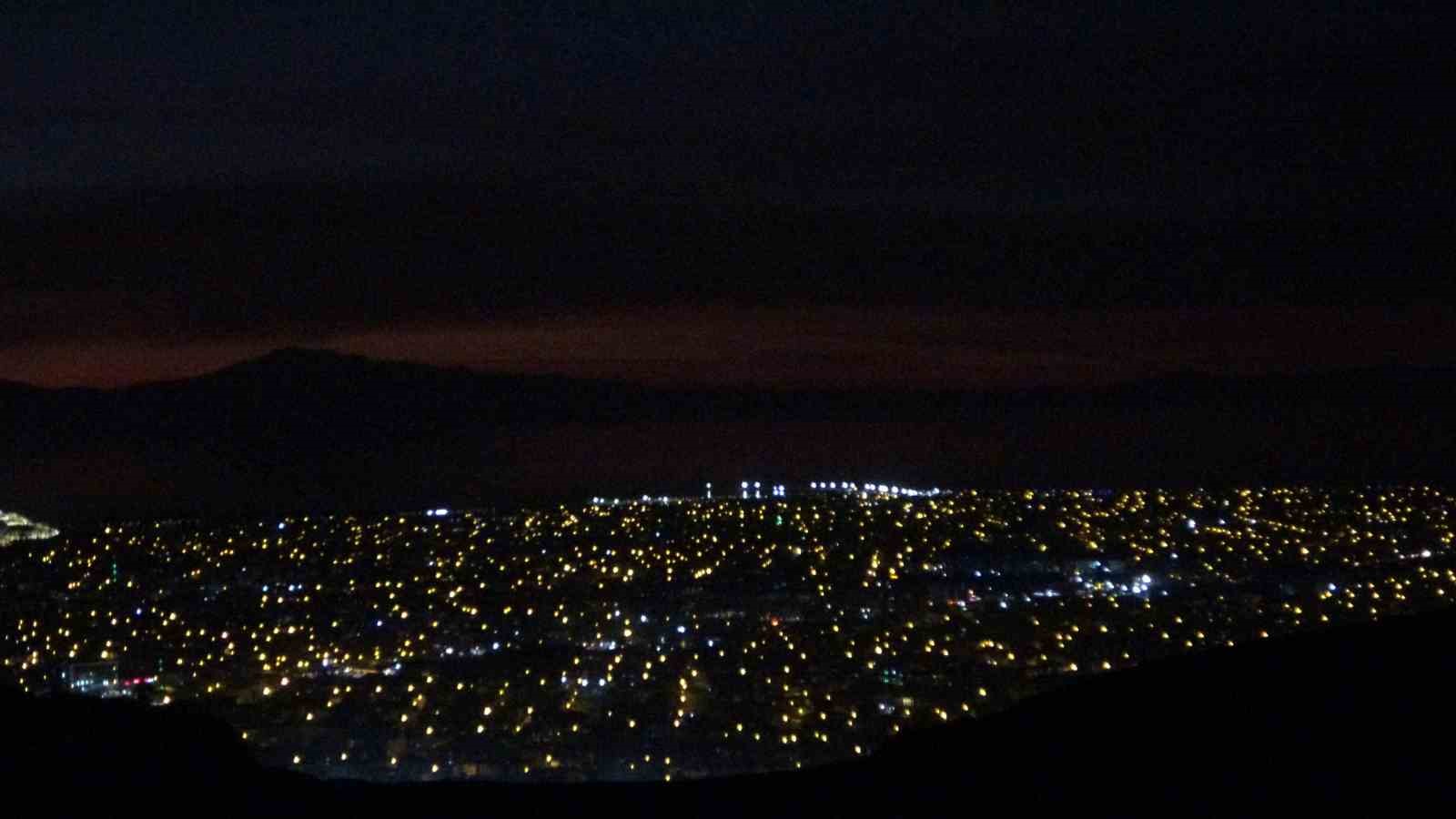 Van’da büyüleyici günbatımı: Gökyüzü kızıla boyandı, kartpostallık manzaralar ortaya çıktı