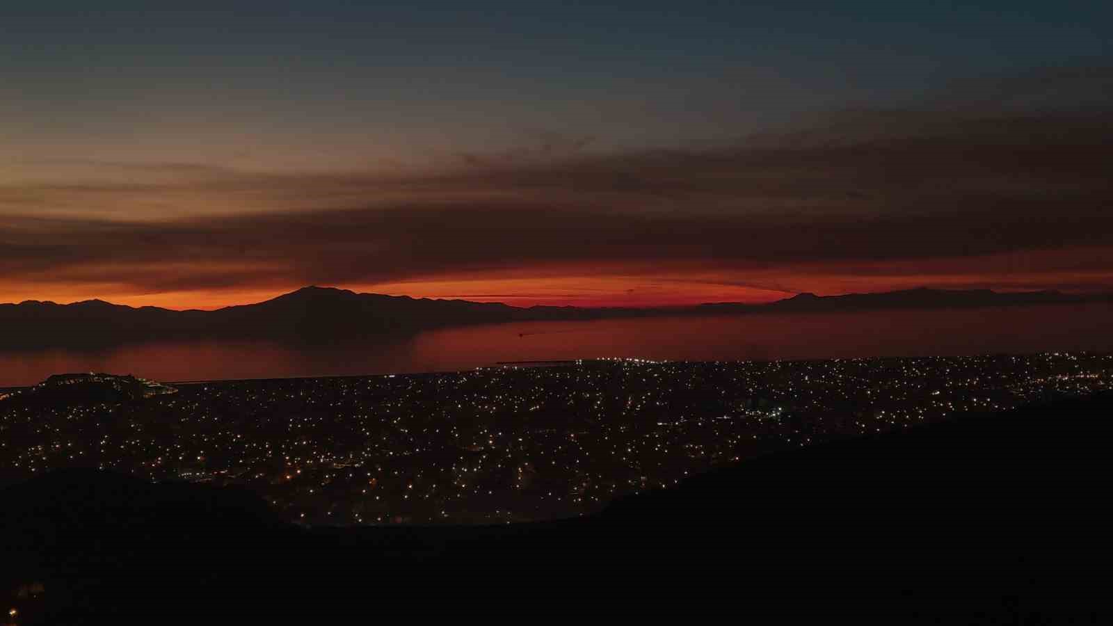 Van’da büyüleyici günbatımı: Gökyüzü kızıla boyandı, kartpostallık manzaralar ortaya çıktı