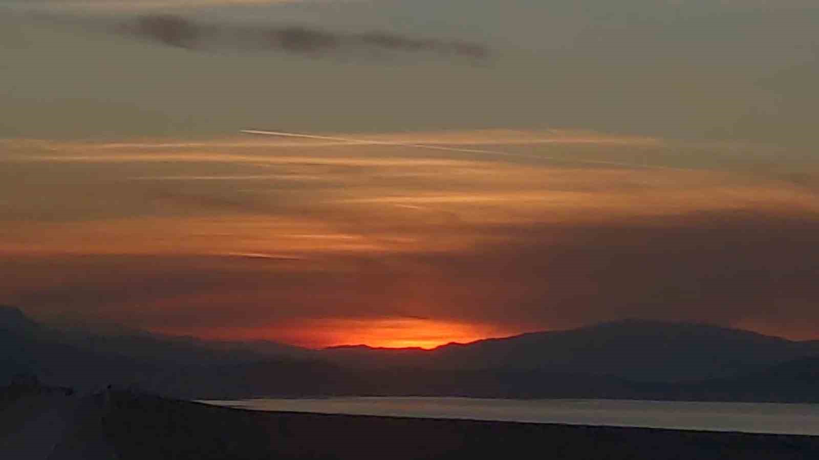 Van’da büyüleyici günbatımı: Gökyüzü kızıla boyandı, kartpostallık manzaralar ortaya çıktı