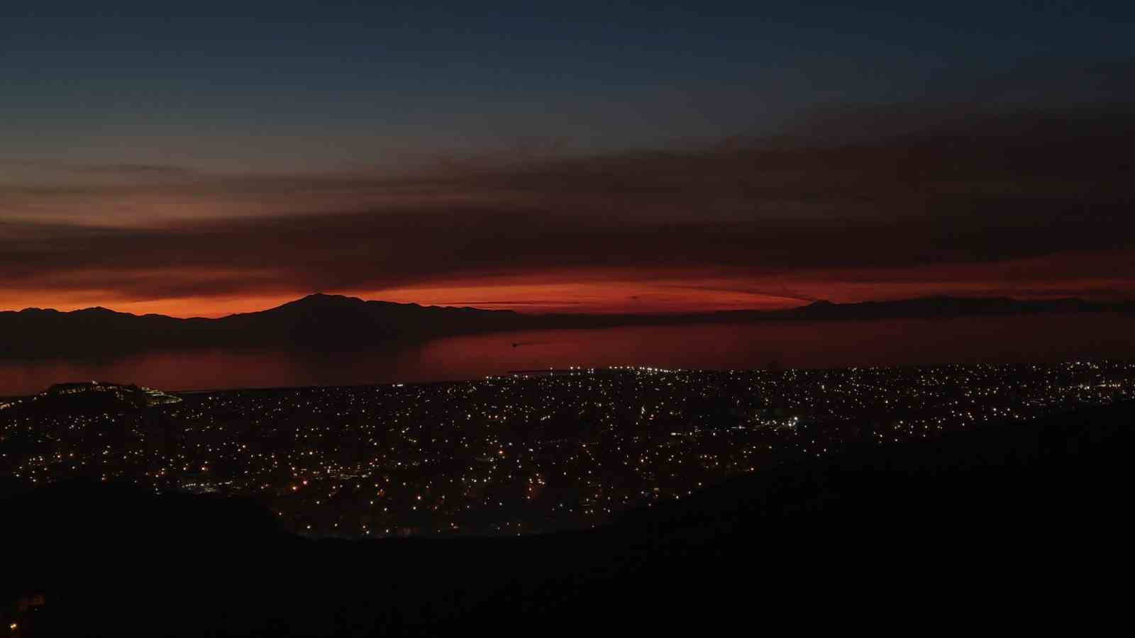 Van’da büyüleyici günbatımı: Gökyüzü kızıla boyandı, kartpostallık manzaralar ortaya çıktı