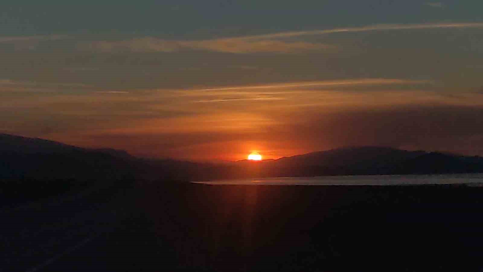 Van’da büyüleyici günbatımı: Gökyüzü kızıla boyandı, kartpostallık manzaralar ortaya çıktı