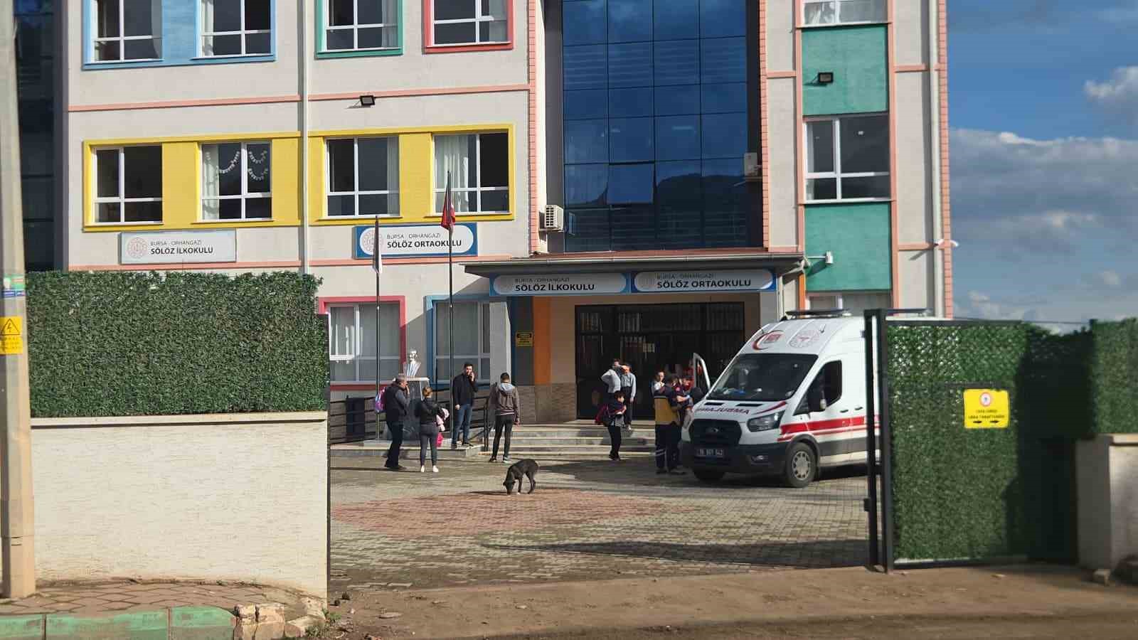 Şinitzel ve makarna yiyen öğrenciler hastaneye kaldırıldı: 20 öğrenci ambulansla sevk edildi