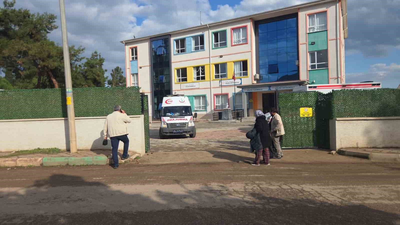 Şinitzel ve makarna yiyen öğrenciler hastaneye kaldırıldı: 20 öğrenci ambulansla sevk edildi