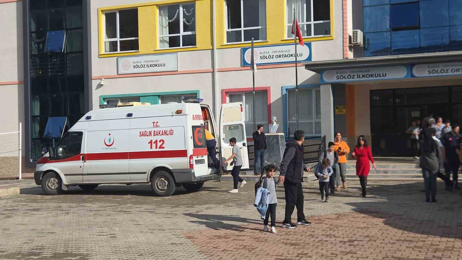 Şinitzel ve makarna yiyen öğrenciler hastaneye kaldırıldı: 20 öğrenci ambulansla sevk edildi