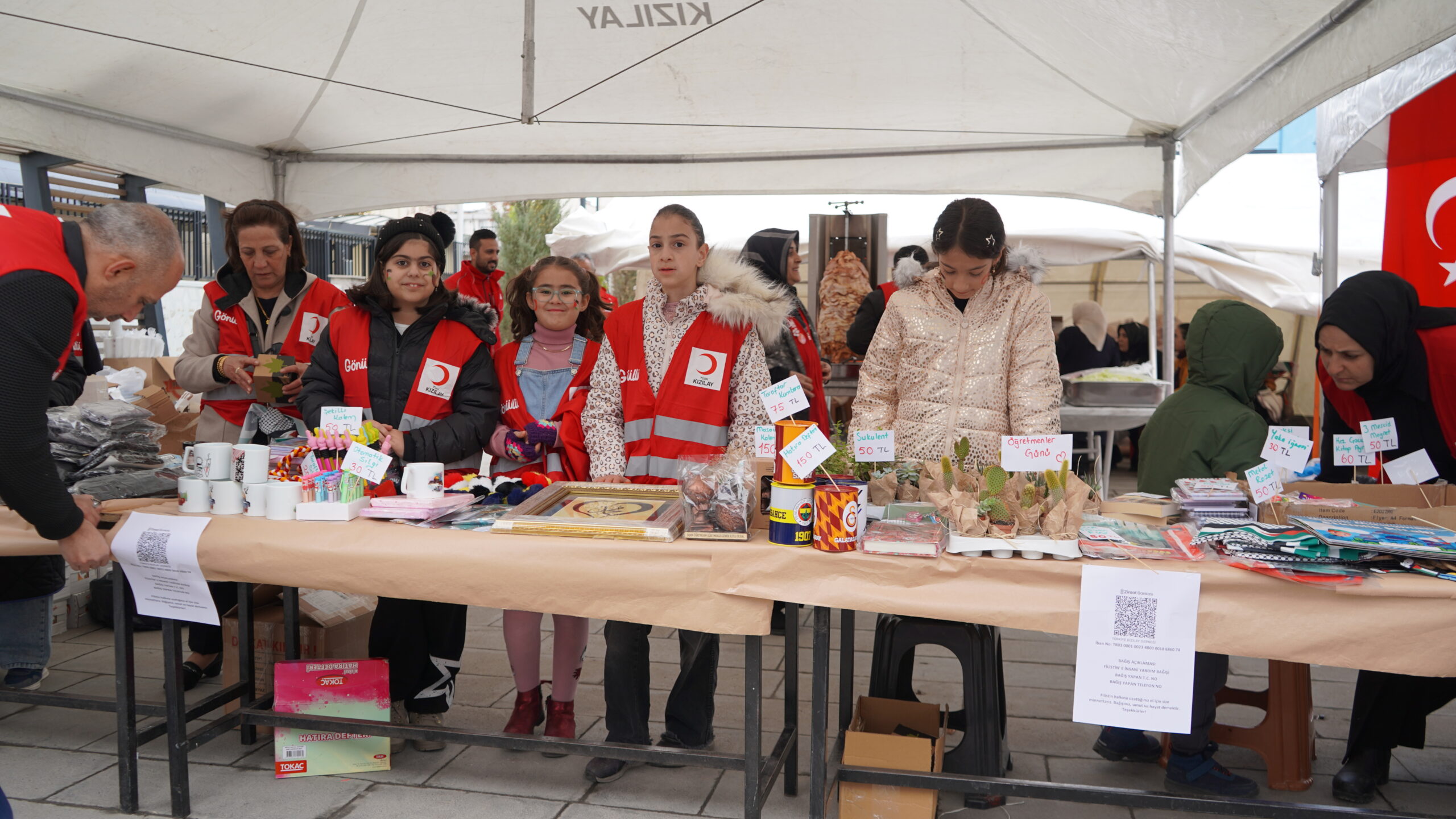 Van’da minik gönüllülerden duygulandıran destek!