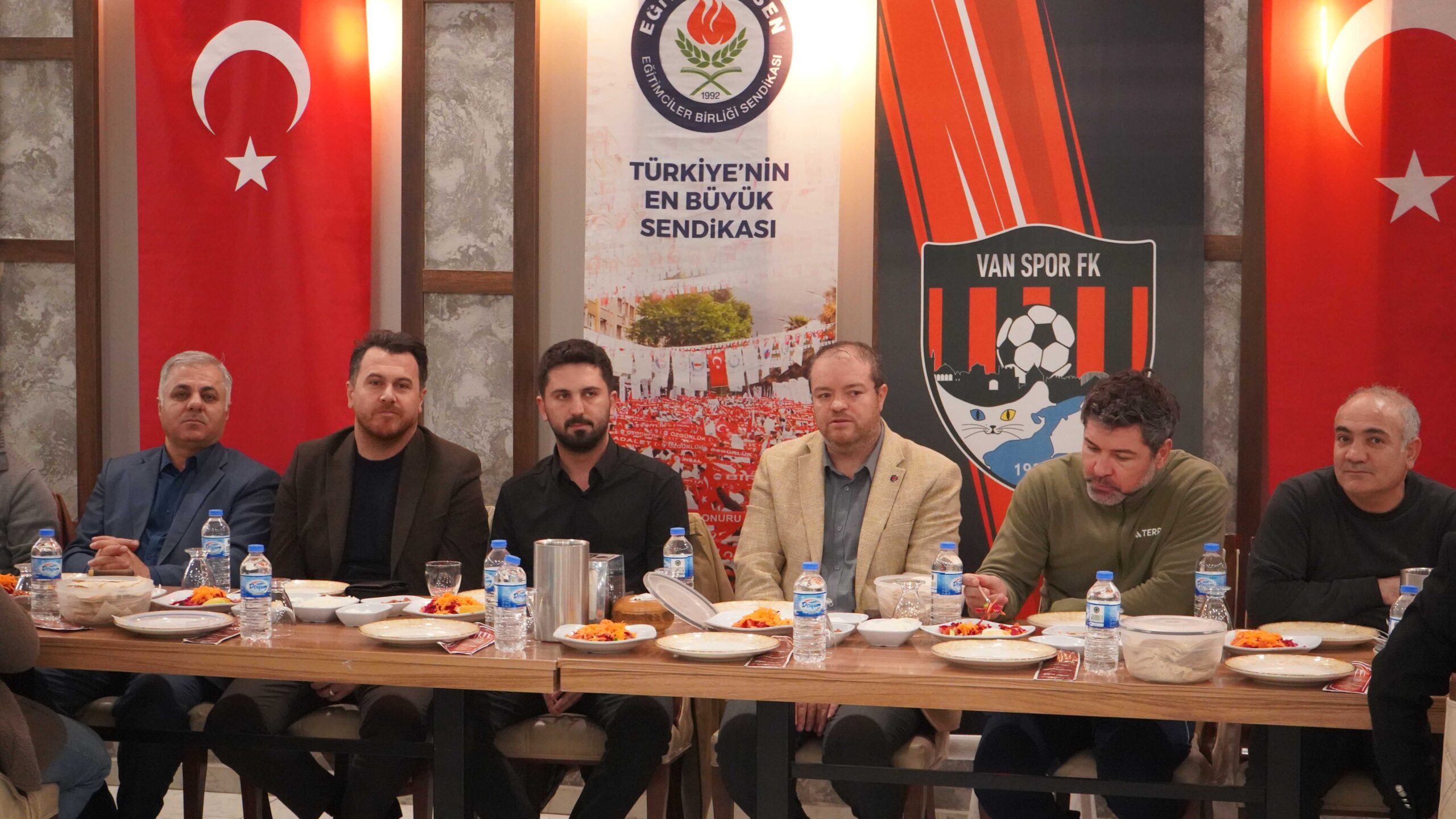 Eğitim-Bir-Sen Van Şubesi’nden Vanspor’a Moral Yemeği