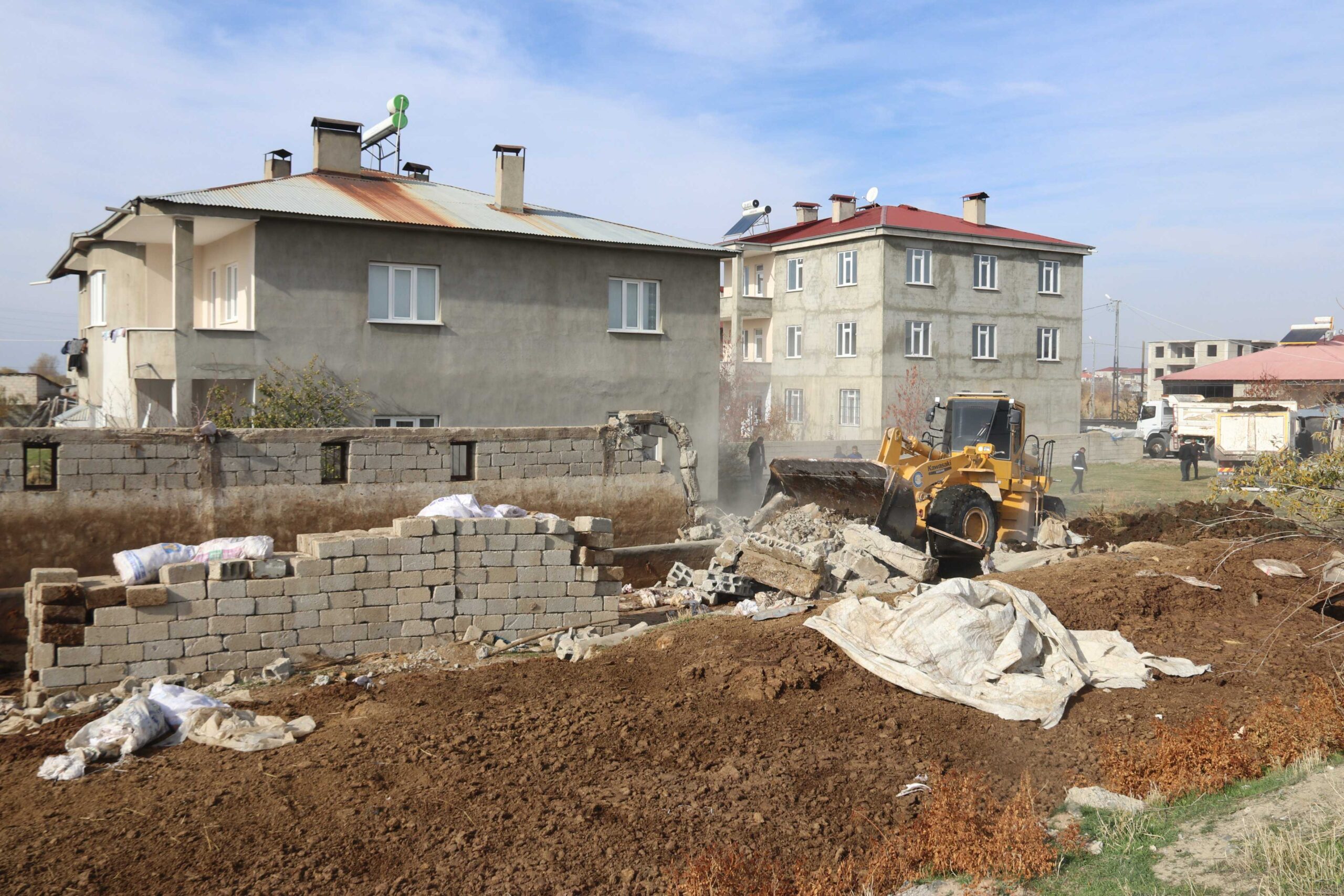 Van Edremit’te ahır yıkımları sürüyor