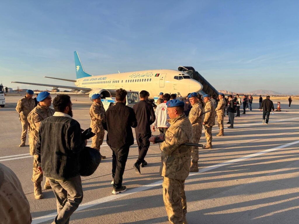 Van’da 300 Afgan göçmen ülkelerine geri gönderildi