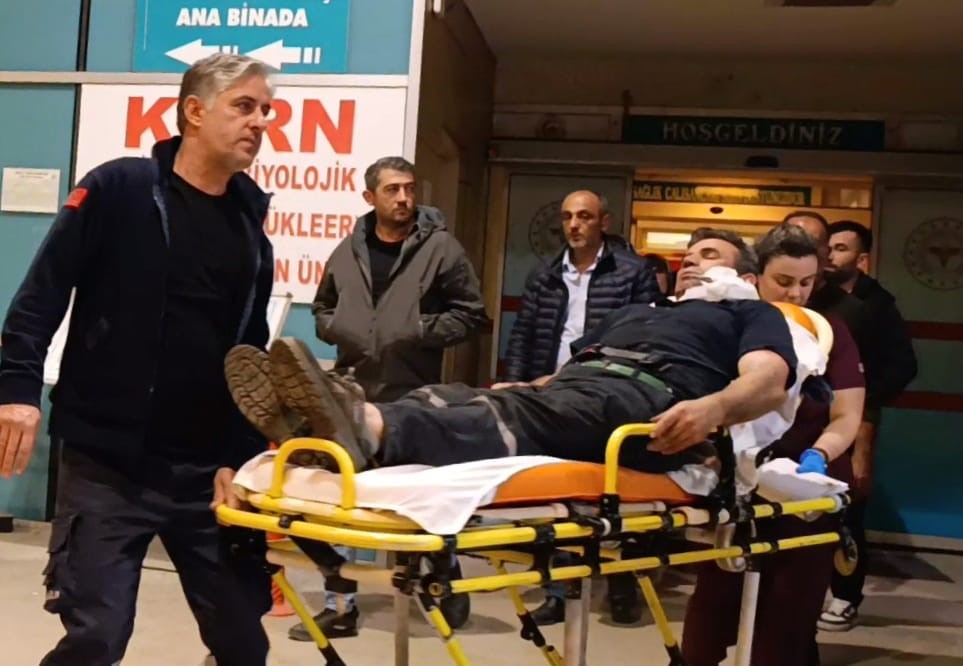 Kömürleri indirirken yüzüne demir saplandı