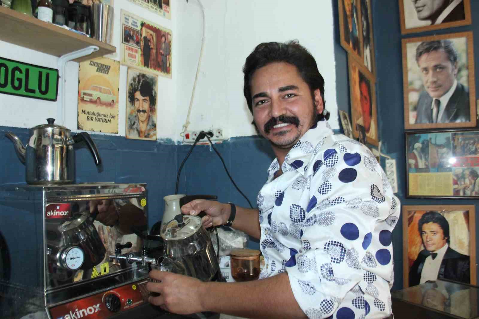 İzmir’in nostaljik sokağında Ferdi Tayfur esintisi