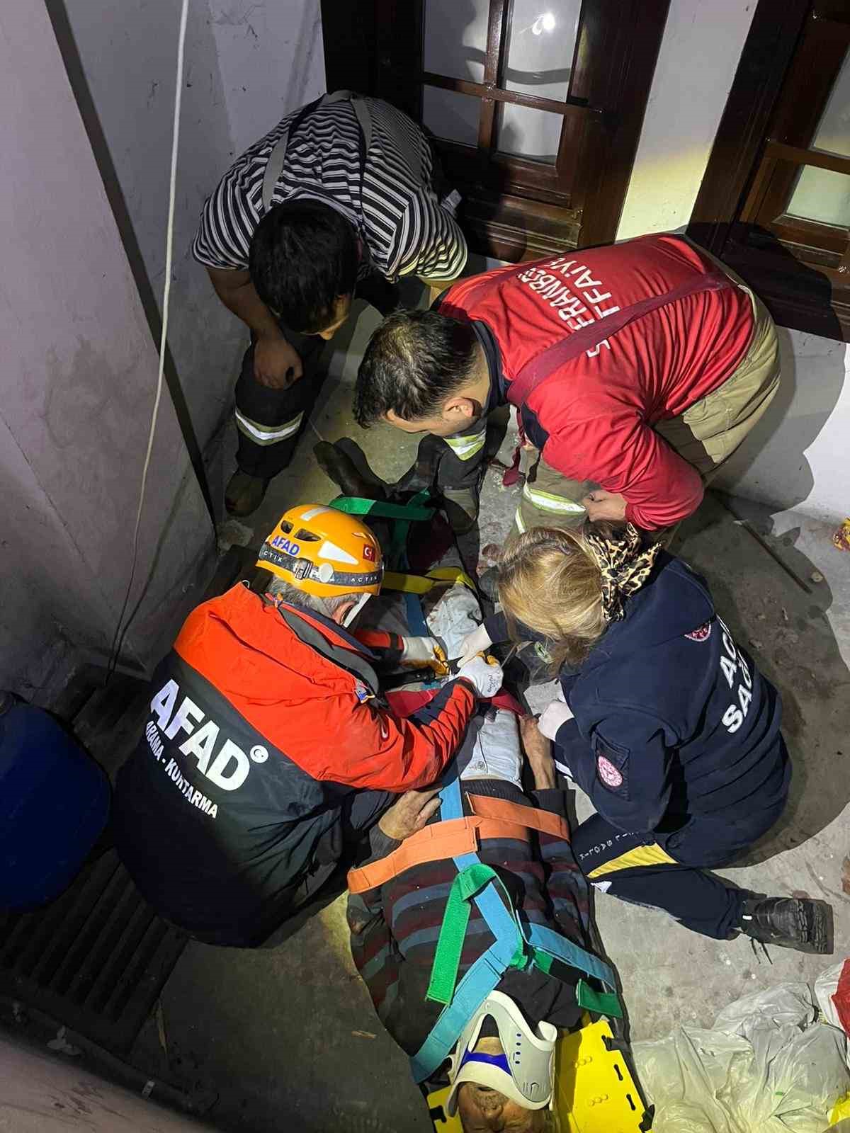 Apartman boşluğuna düşen yaşlı adamı ekipler kurtardı