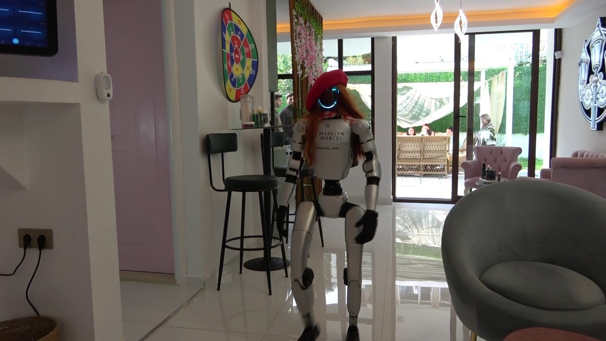 Güzellik merkezinde çalışan robot işçi ilgi odağı oldu