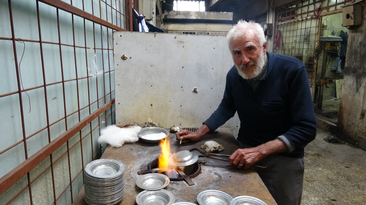Gaziantep’te 80 yaşındaki kalay ustası mesleğini 70 yıldır sürdürüyor