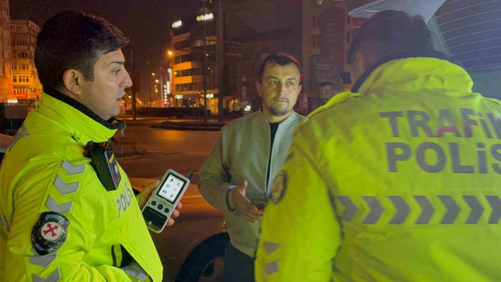 Polisin alkollü yolcuyla imtihanı kamerada