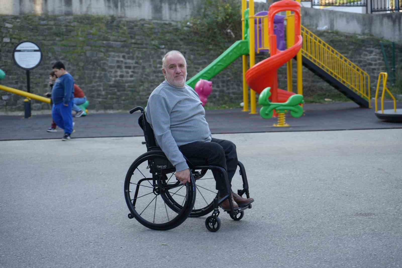 Tekerlekli sandalyeli öğretmen, özel öğrencilere rehber oluyor