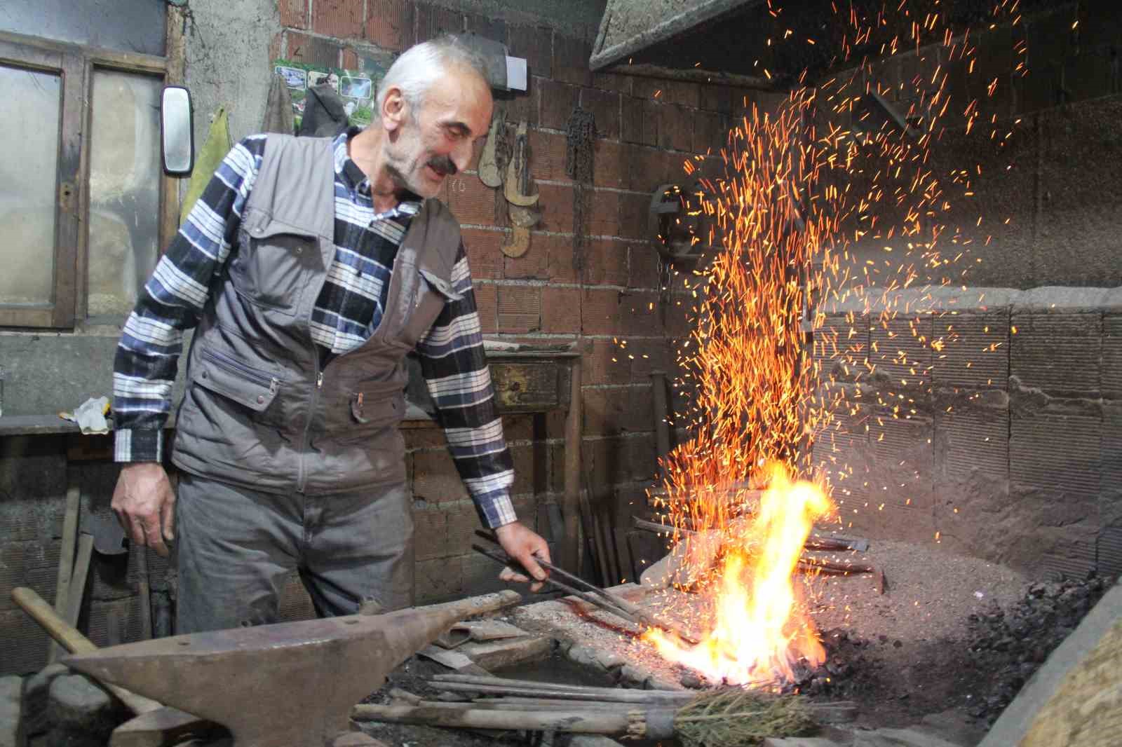 Babalarından kalan ocağı söndürmüyorlar