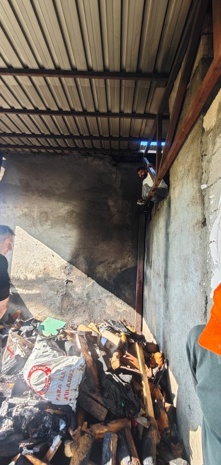 Van’da çatı yangını