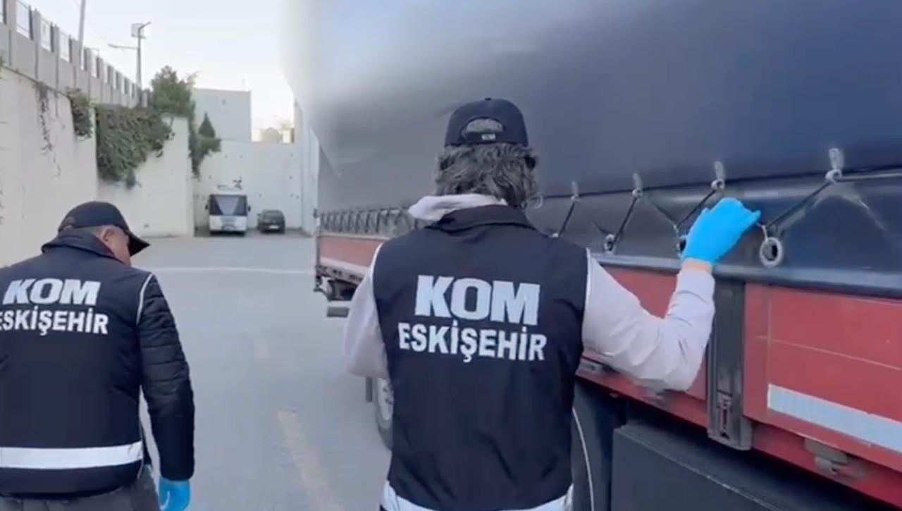 Durdurulan tırda piyasa değeri 7 milyon TL olan sahte tütün ürünleri ele geçirildi