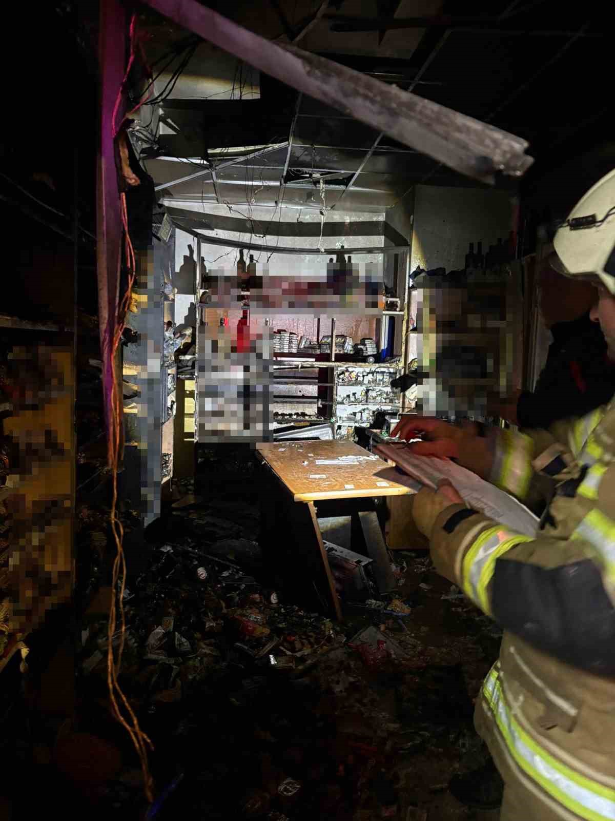Ailesine ait tekel bayisini benzin döküp ateşe verdi: 2 yaralı