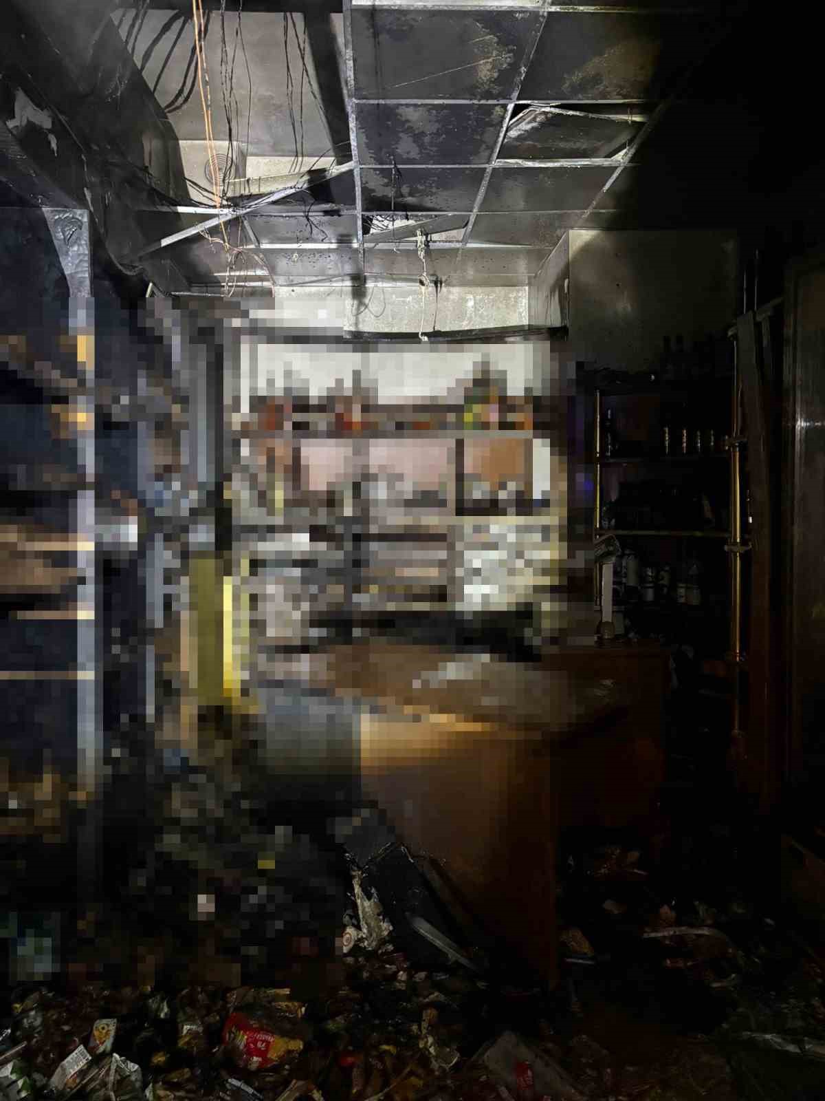 Ailesine ait tekel bayisini benzin döküp ateşe verdi: 2 yaralı