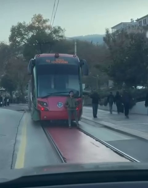 Tramvayın arkasına tutunarak yolculuk eden çocuk yürekleri ağıza getirdi