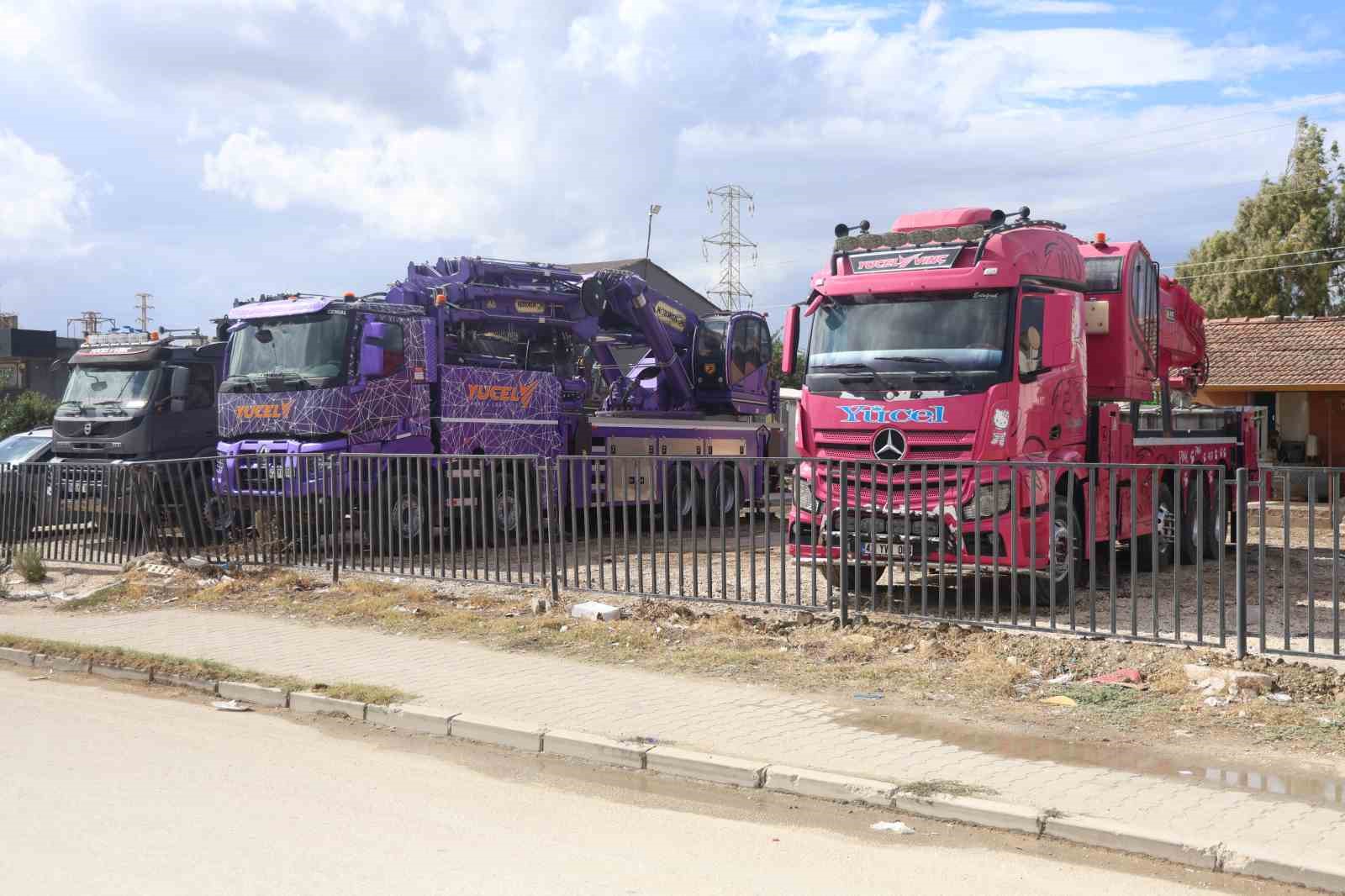 Kızının ‘Baba bizim de pembe vincimiz olsun’ sözlerinden ilham alarak vinçlerini rengarenk hale getirerek inşaat sektörüne renk kattı