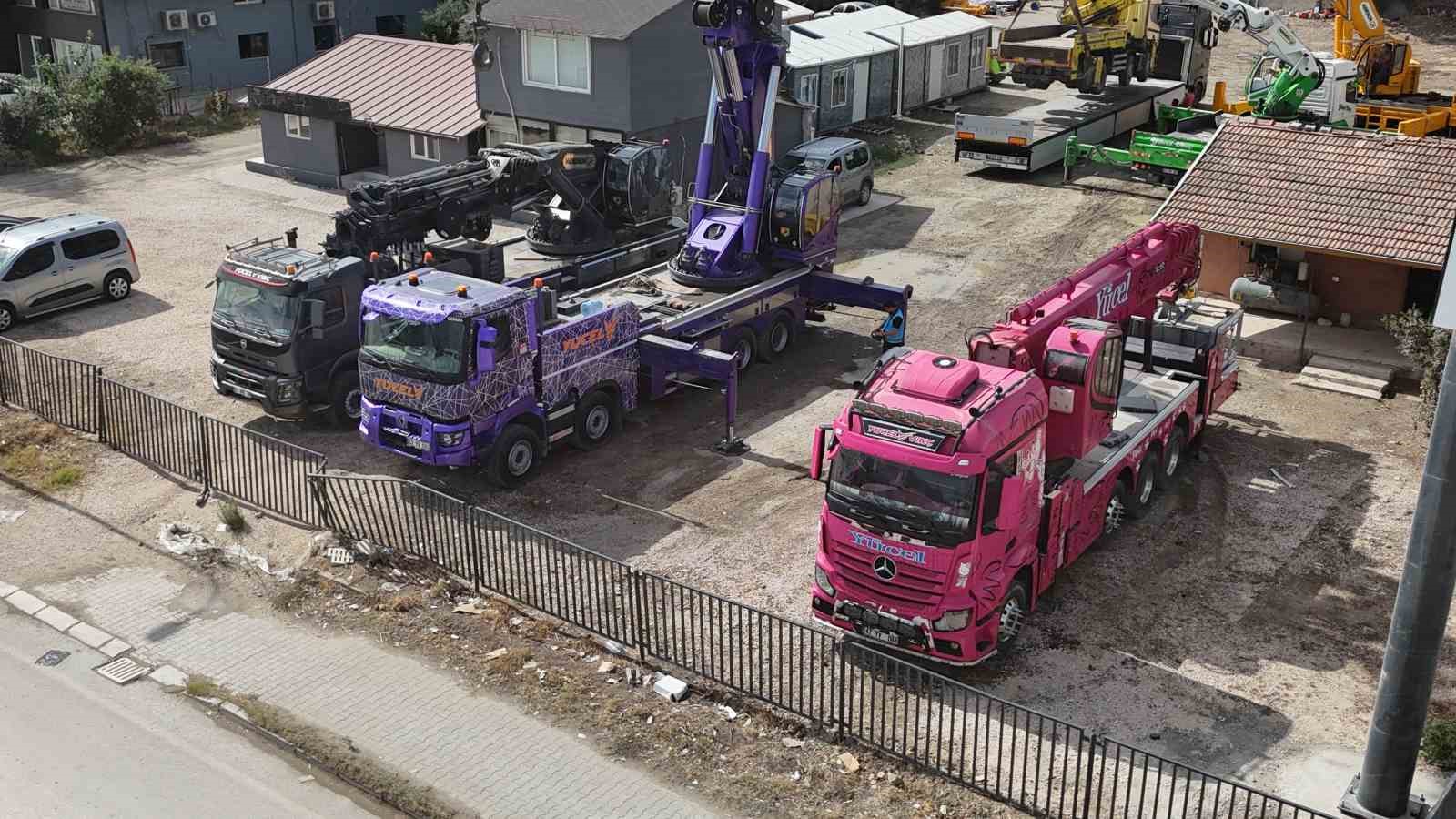 Kızının ‘Baba bizim de pembe vincimiz olsun’ sözlerinden ilham alarak vinçlerini rengarenk hale getirerek inşaat sektörüne renk kattı