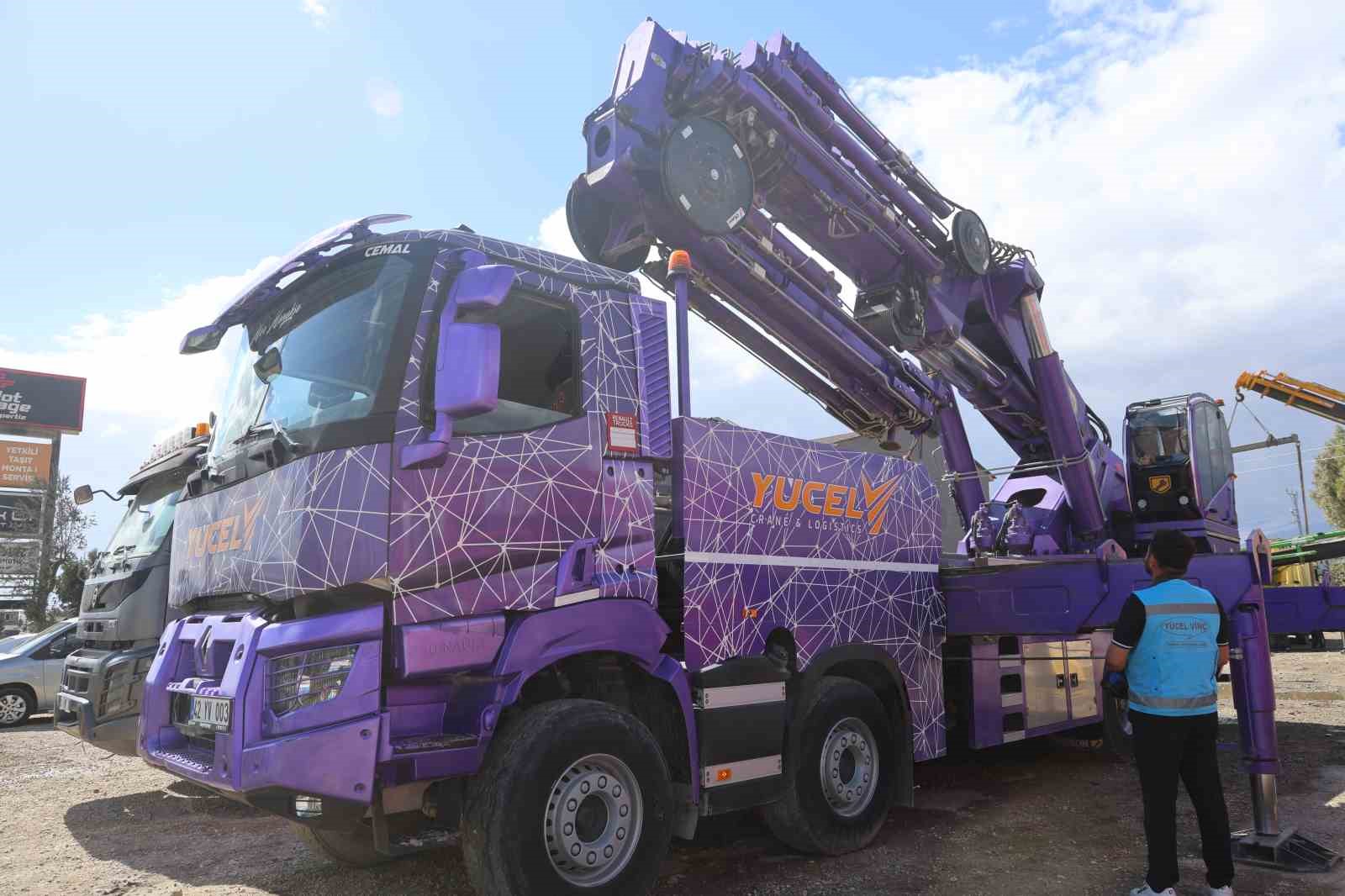 Kızının ‘Baba bizim de pembe vincimiz olsun’ sözlerinden ilham alarak vinçlerini rengarenk hale getirerek inşaat sektörüne renk kattı