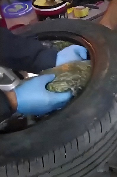 Van Erciş’te bir kamyonetin lastiğinde esrar ele geçirildi