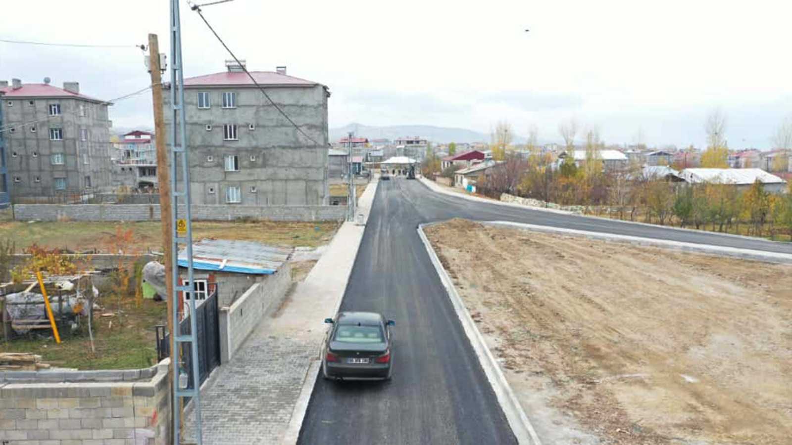 İpekyolu’nda yol yapım çalışmaları sürüyor