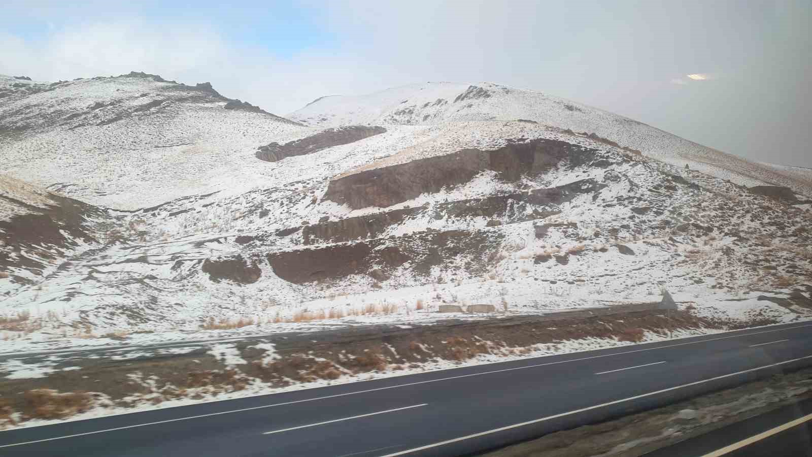 Başkale’de kar yağışı etkili oldu