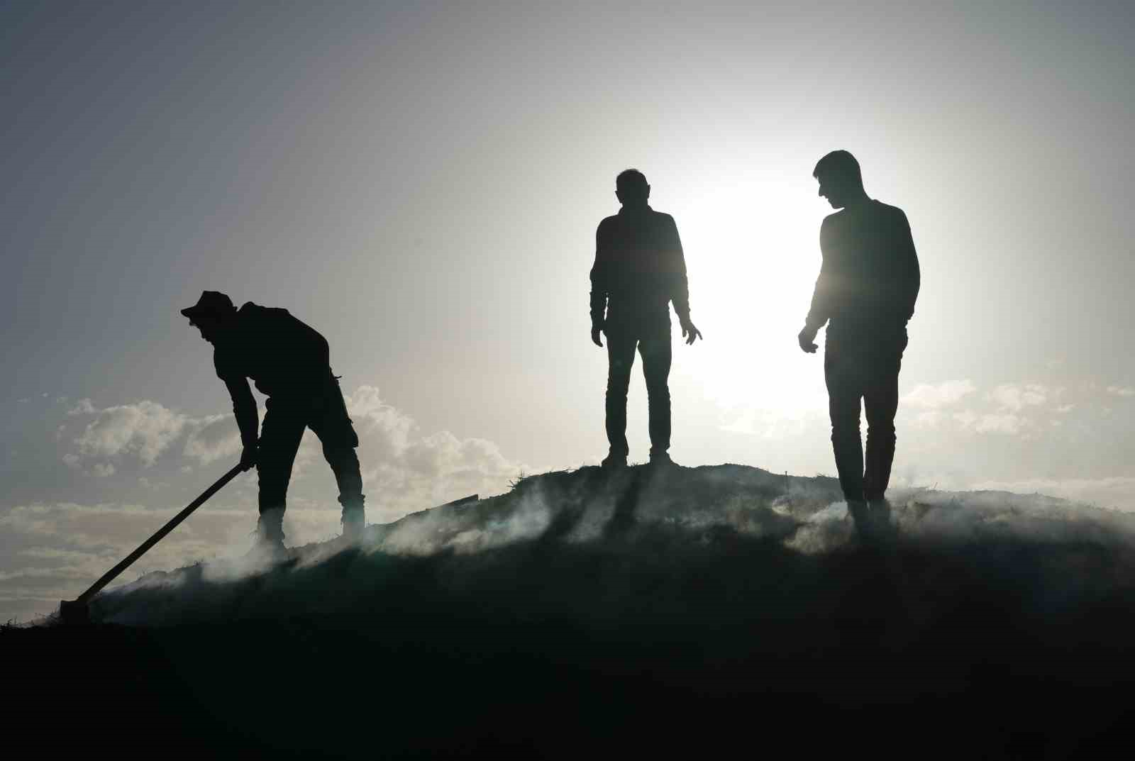 Zor şartlarda üretilen kömürün tonu 28 bin liradan satılıyor