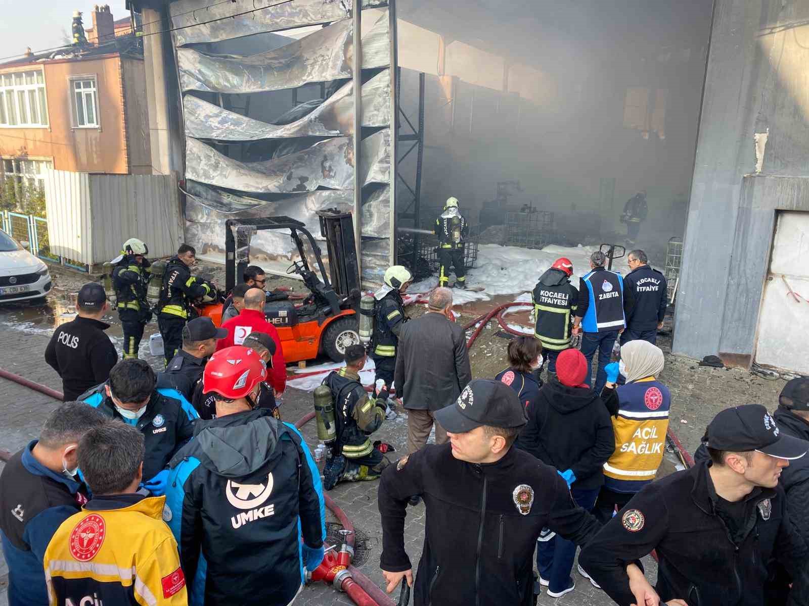 Parfüm dolum tesisinde çıkan yangıda 6 işçinin içeride olduğu iddia edildi