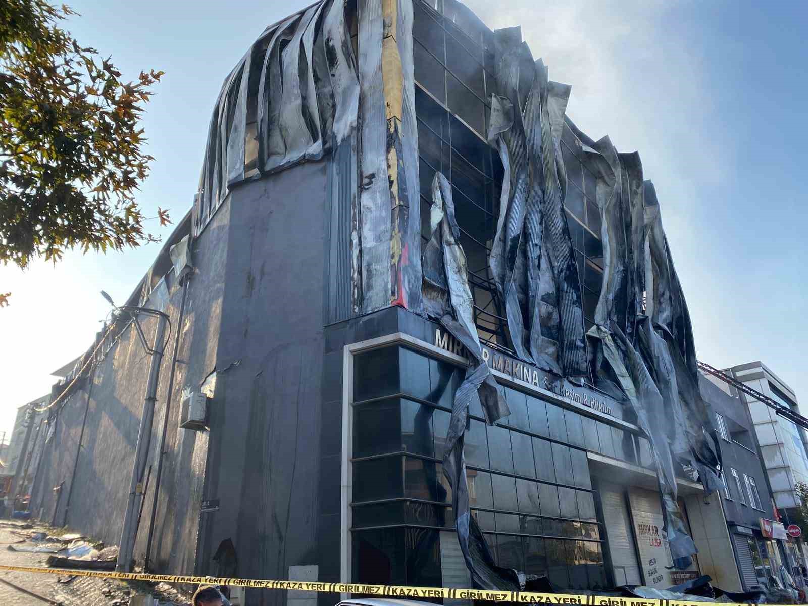 Parfüm dolum tesisinde çıkan yangıda 6 işçinin içeride olduğu iddia edildi