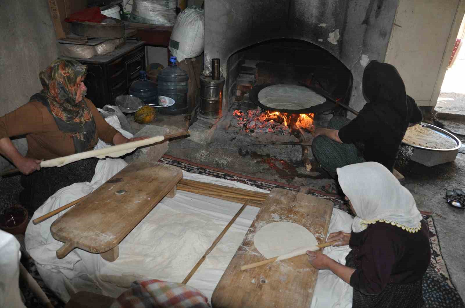 Kışlık ekmekler imece usulüyle hazırlanıyor