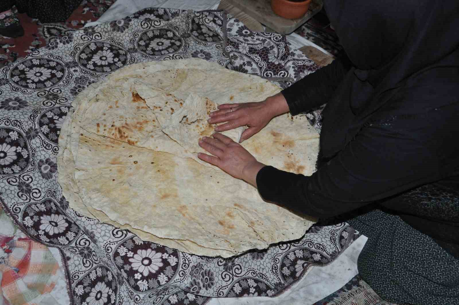 Kışlık ekmekler imece usulüyle hazırlanıyor