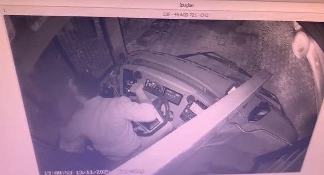Çok sayıda yolcunun bulunduğu otobüse silahlı saldırı anı kamerada