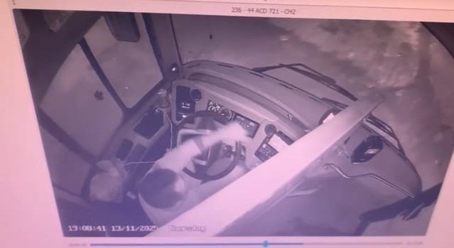 Çok sayıda yolcunun bulunduğu otobüse silahlı saldırı anı kamerada