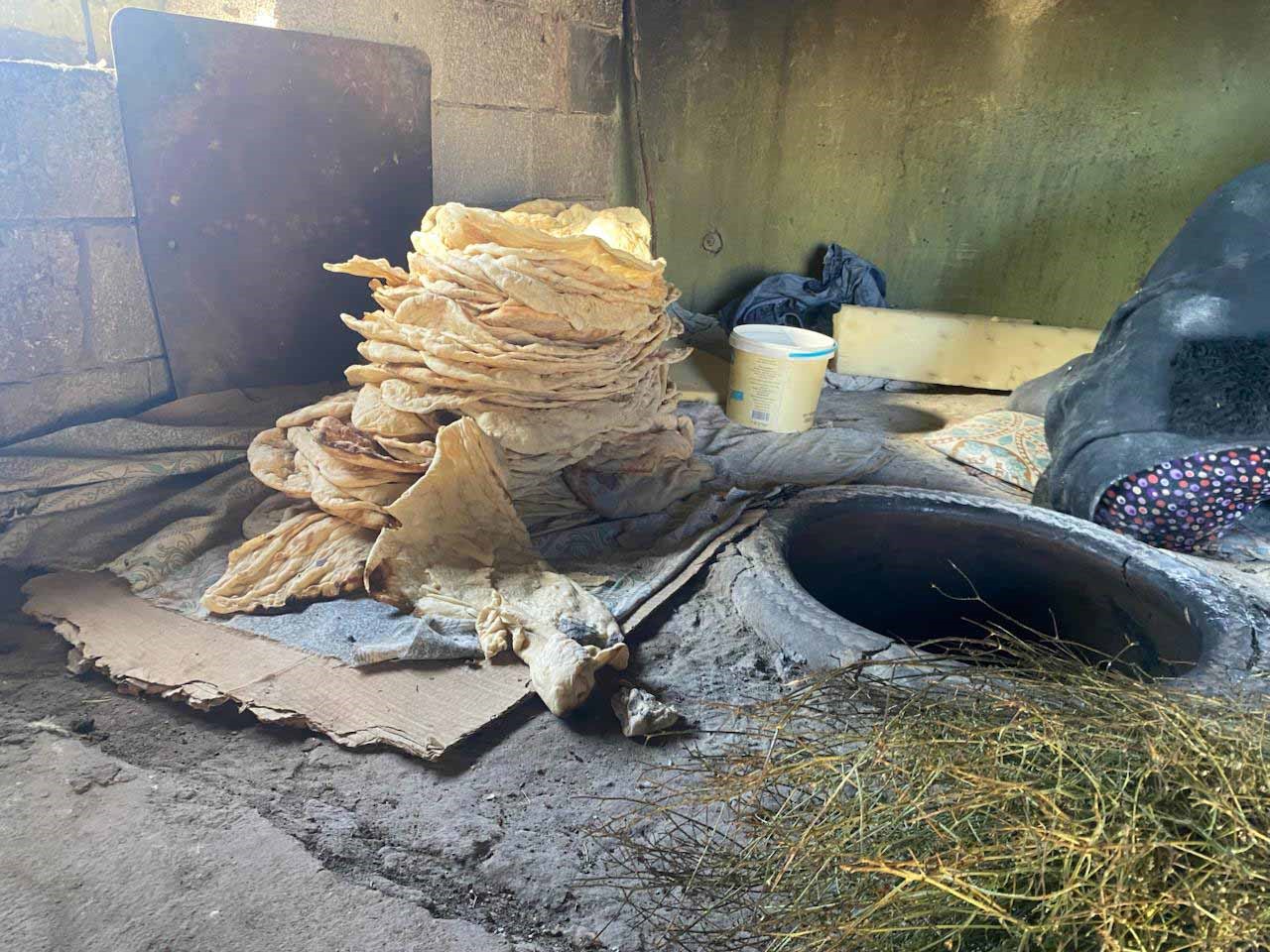 Ağrı’da soğukların başlamasıyla tandırlar kış hazırlıkları için yanmaya başladı