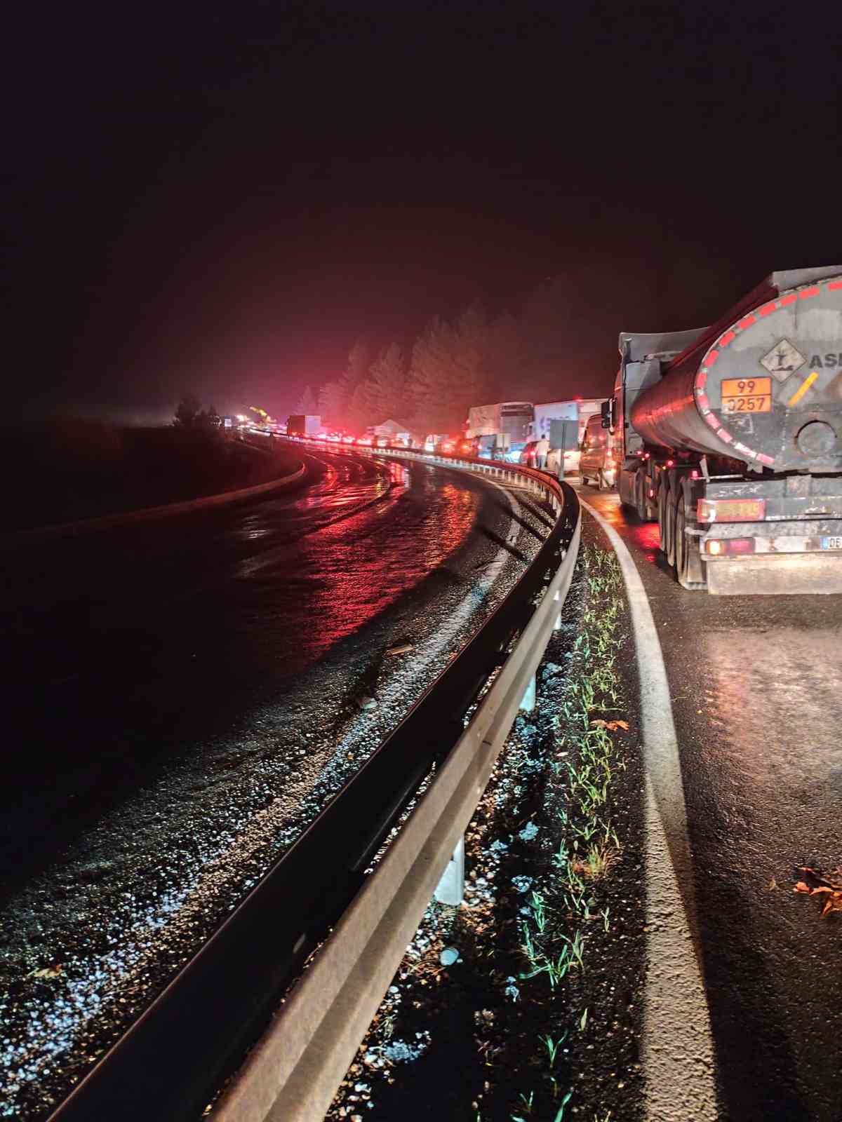 Elazığ’da Tır Kazası: Kilometrelerce Araç Kuyruğu Oluştu