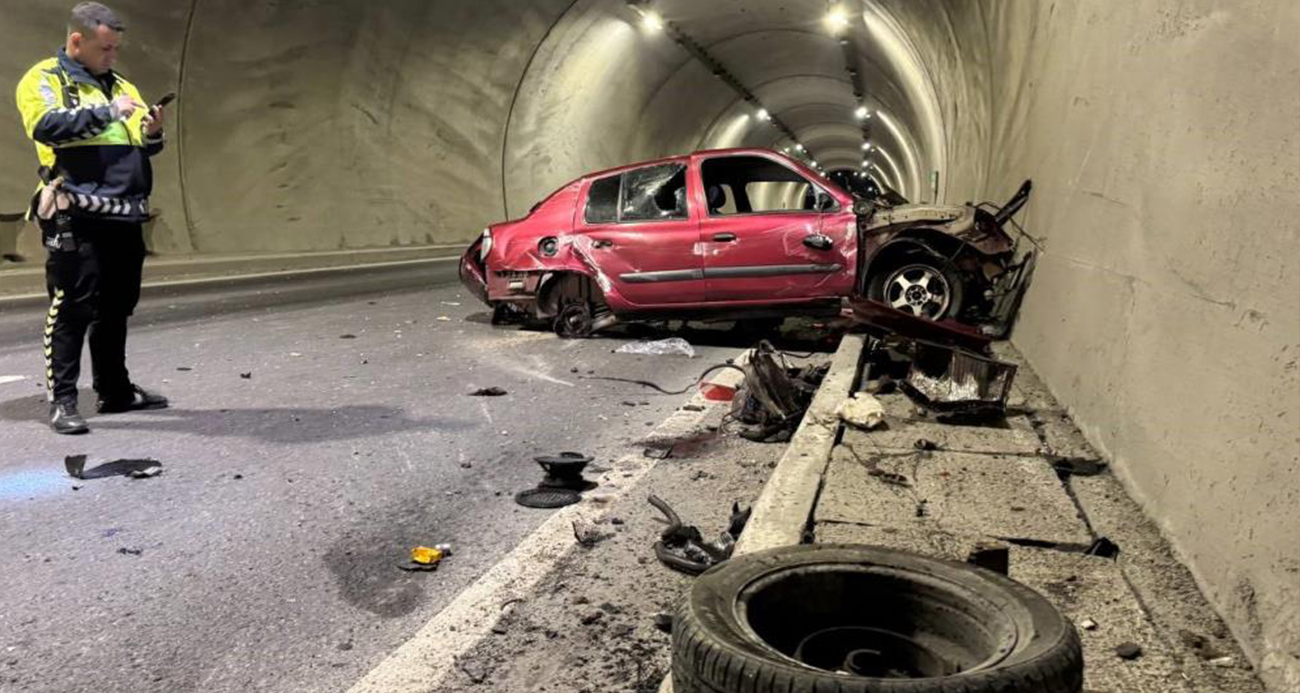 Tünelde feci kaza: Aracın motoru metrelerce ileri savruldu