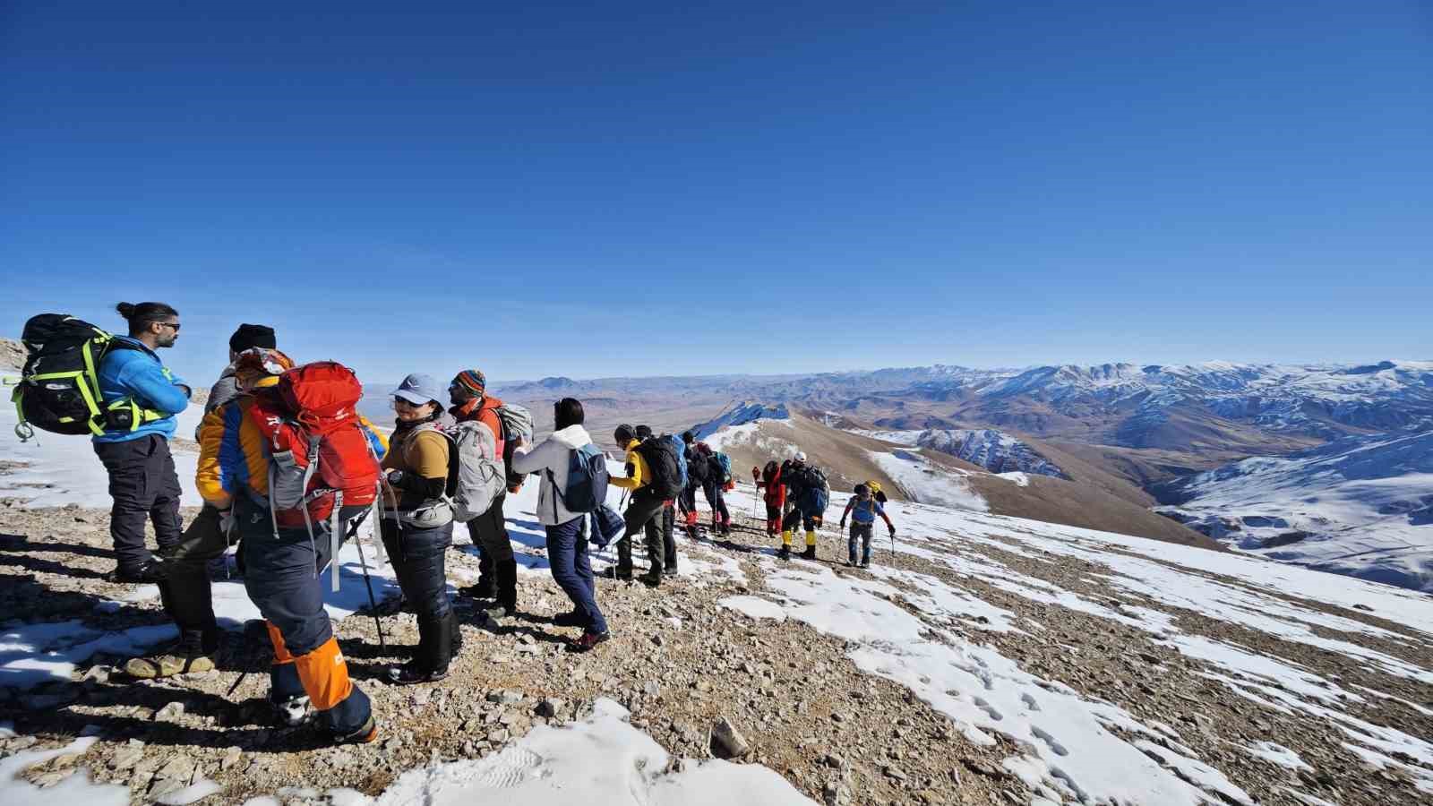 Vanlı dağcılardan ’Öğretmenler Günü’ne özel tırmanış